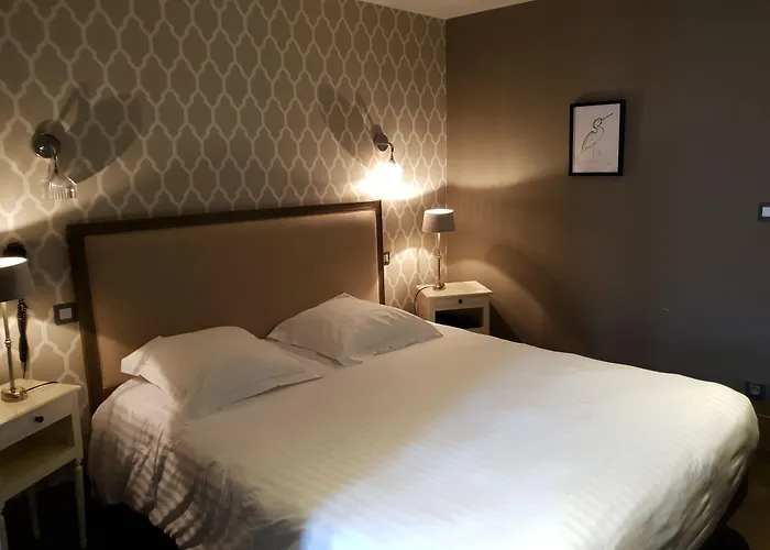 Hotel The Originals Boutique, La Colonne De Bronze,