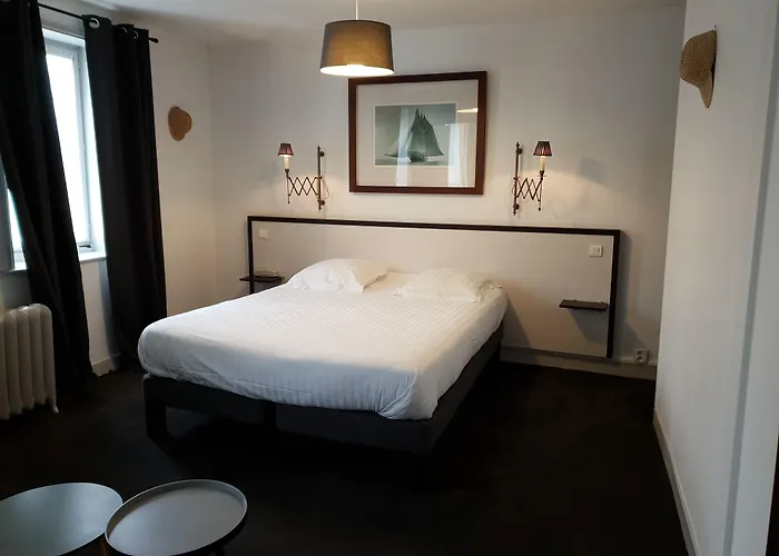 Hotel The Originals Boutique, La Colonne De Bronze,